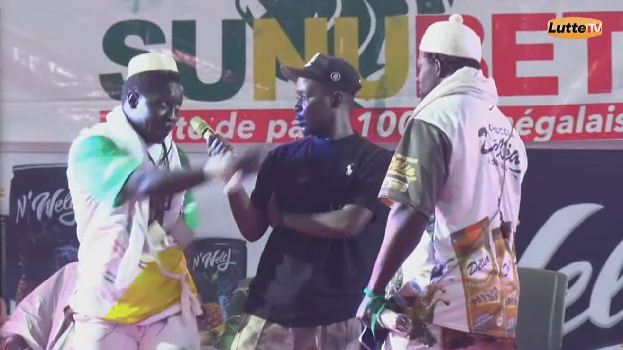 Vidéo du face-à-face intense entre deux lutteurs au Sénégal