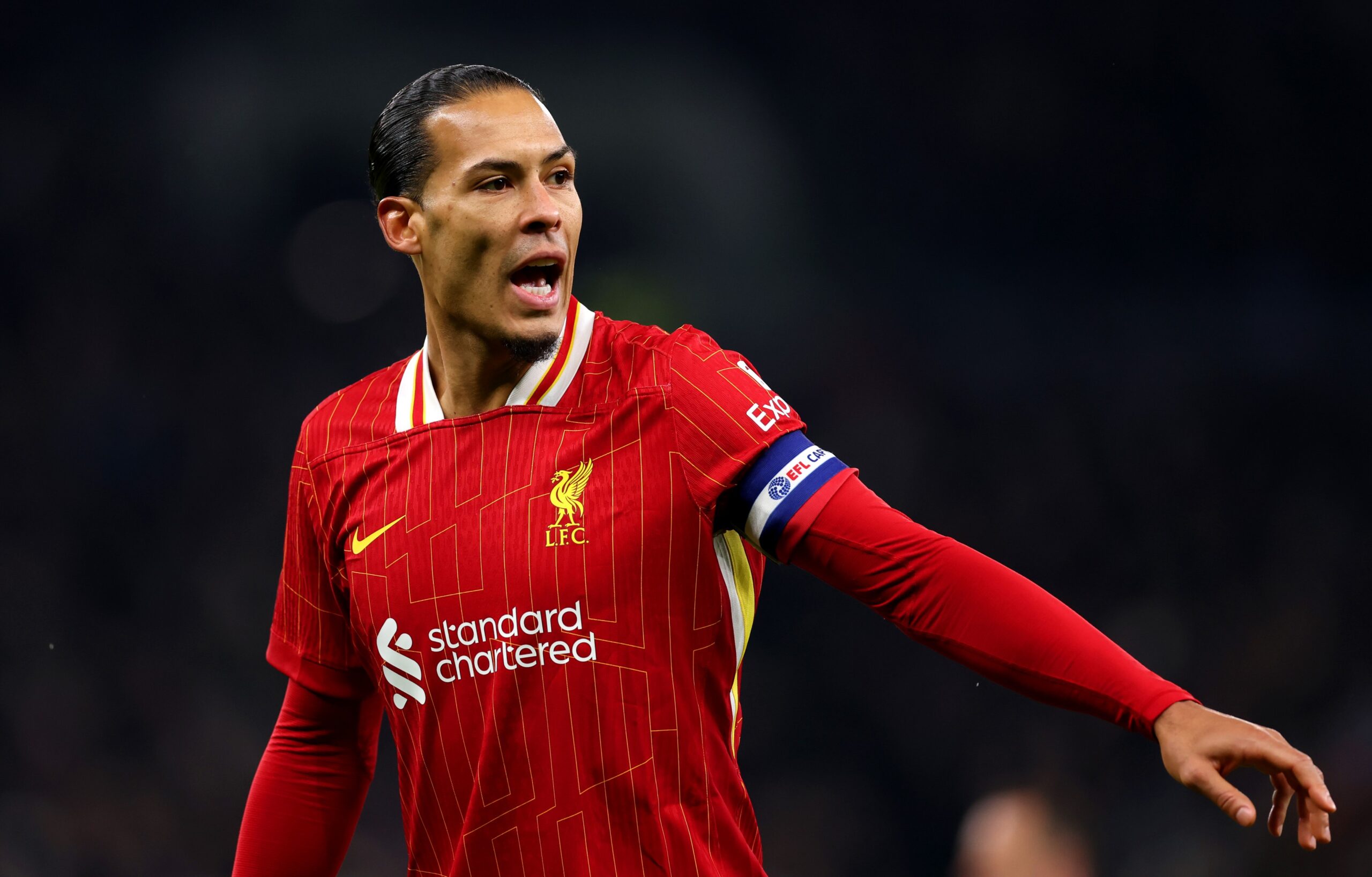 Virgil van Dijk répond aux journalistes après la défaite controversée de Liverpool contre Tottenham