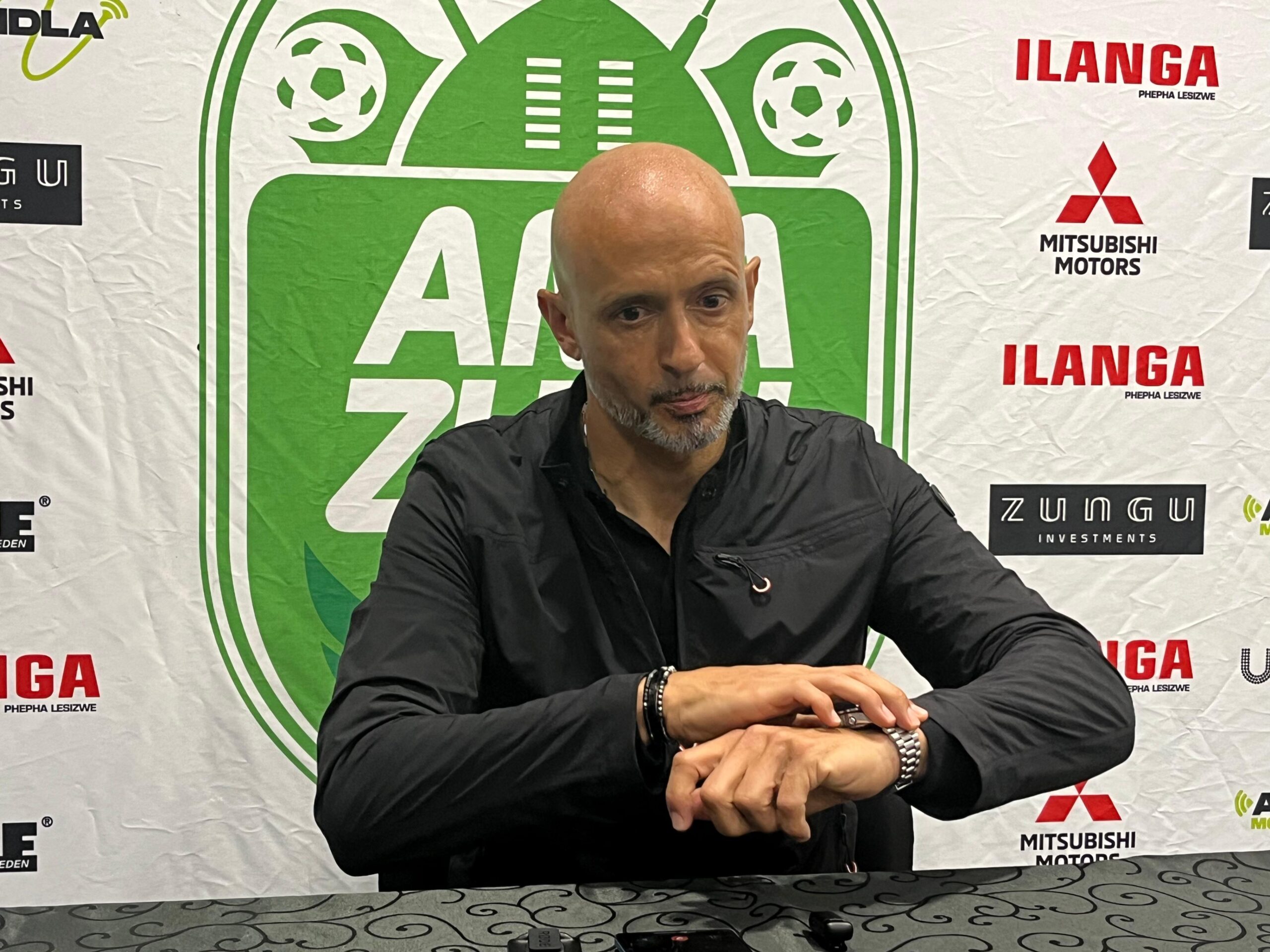 Afrique du Sud : Miguel Cardoso minimise la pression avant le choc Sundowns-Pirates