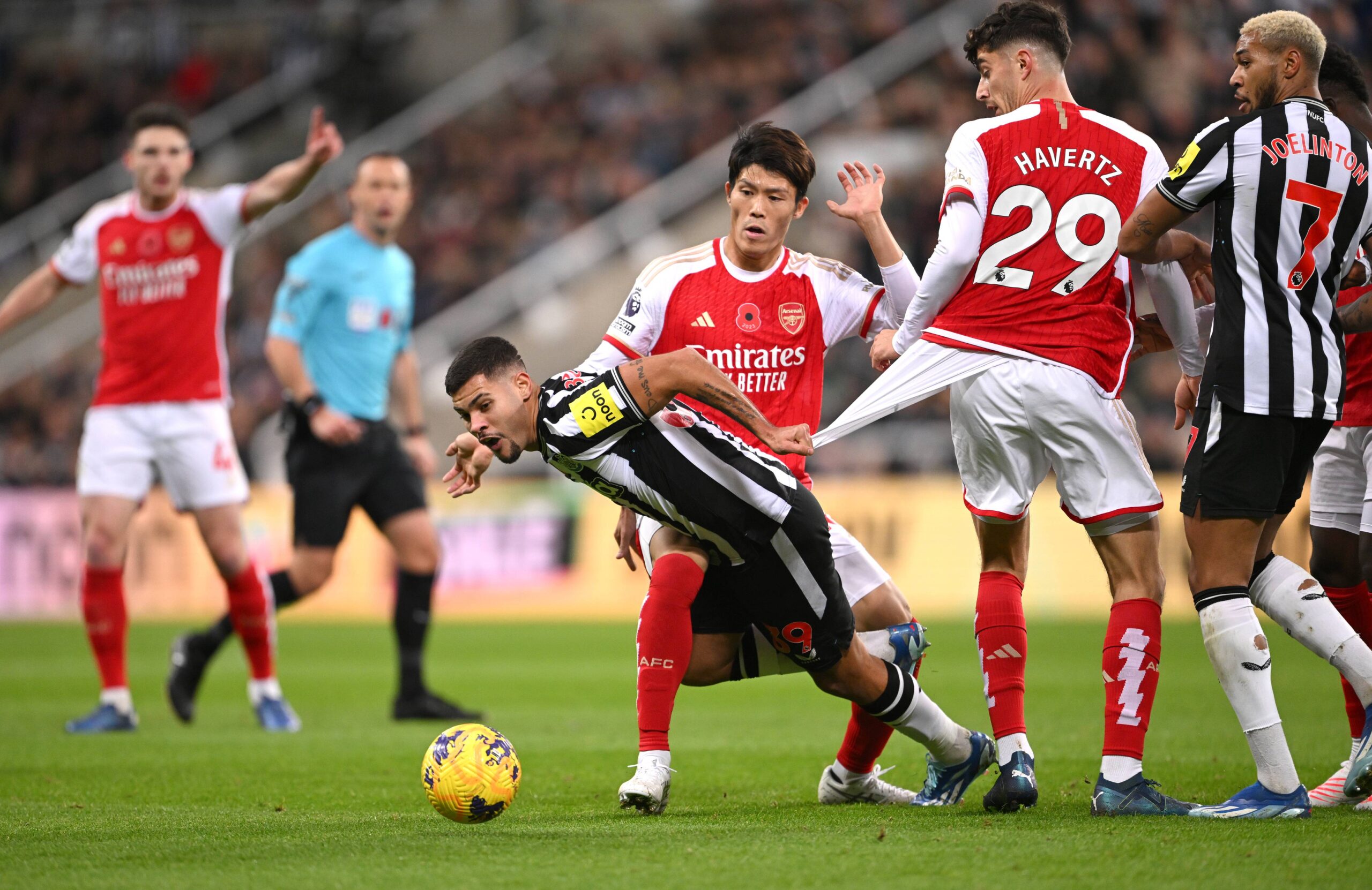 Arsenal : Takehiro Tomiyasu indisponible jusqu’à fin 2025 après une nouvelle opération