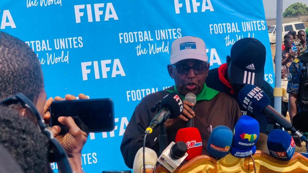 Guinée : Lancement de la construction de trois terrains de football synthétiques avec la FIFA