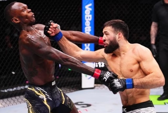 Israël Adesanya réagit après sa défaite face à Nassourdine Imavov lors de l’UFC 250 en Arabie Saoudite