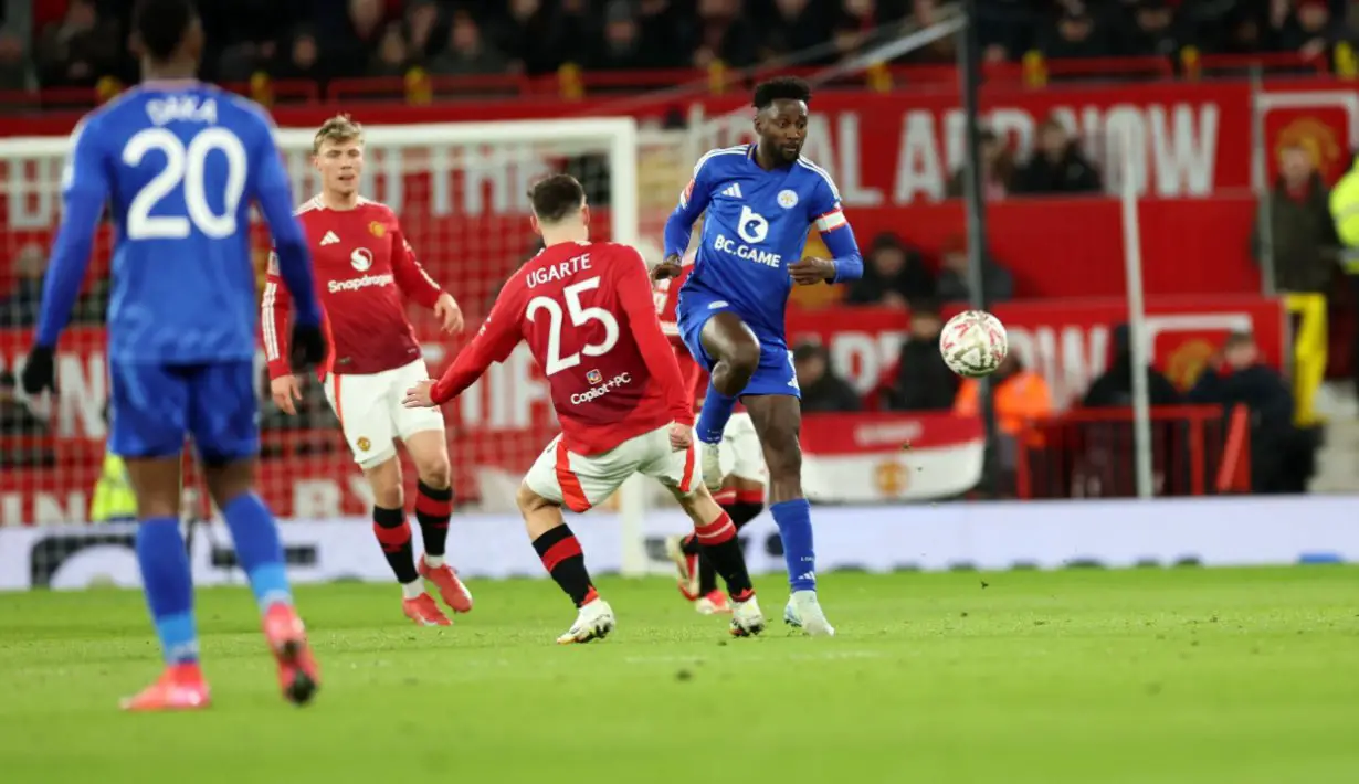 Le Nigeria : Ruud van Nistelrooy félicite Wilfred Ndidi après sa performance face à Manchester United