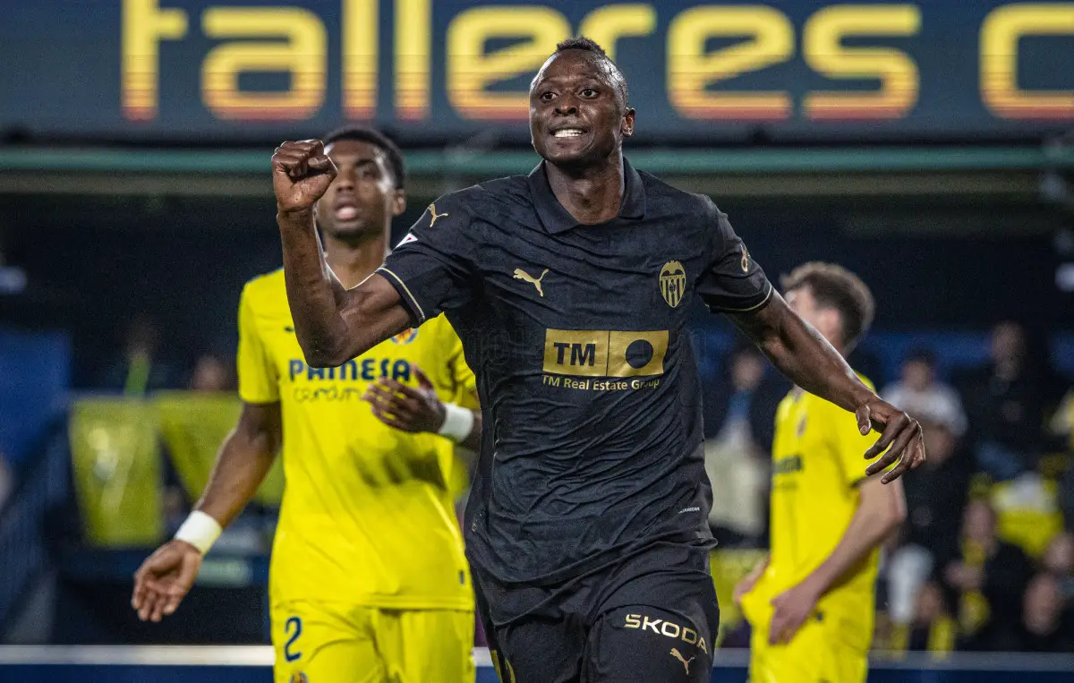 L’entraîneur de Valence félicite Umar Sadiq pour son but décisif contre Villarreal