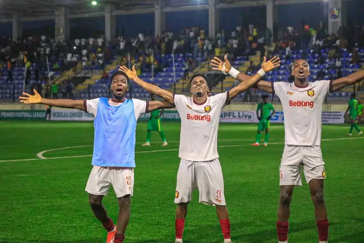 Nigeria : Ikorodu City bat Plateau United 2-1 sous le regard du coach des Super Eagles