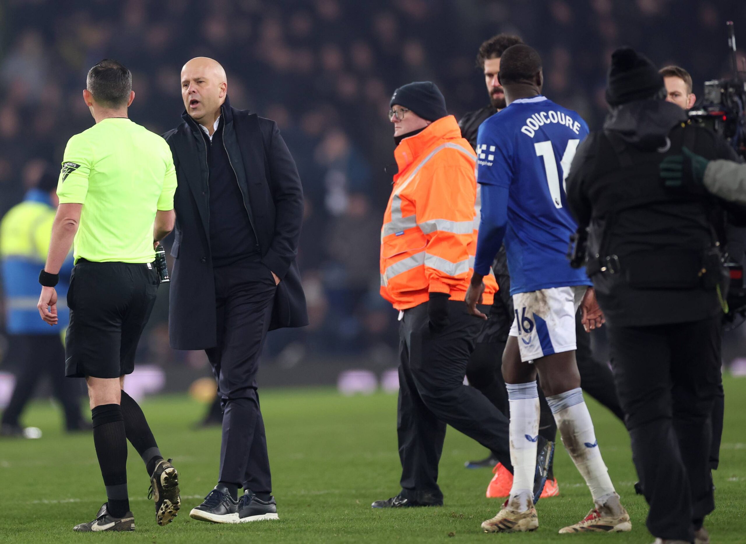 Royaume-Uni : Entraîneur de Liverpool et adjoint accusés d’inconduite après un derby houleux