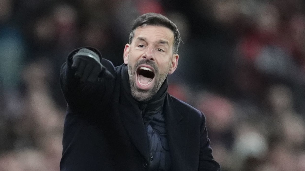 Ruud van Nistelrooy furieux après une défaite controversée de Leicester en FA Cup