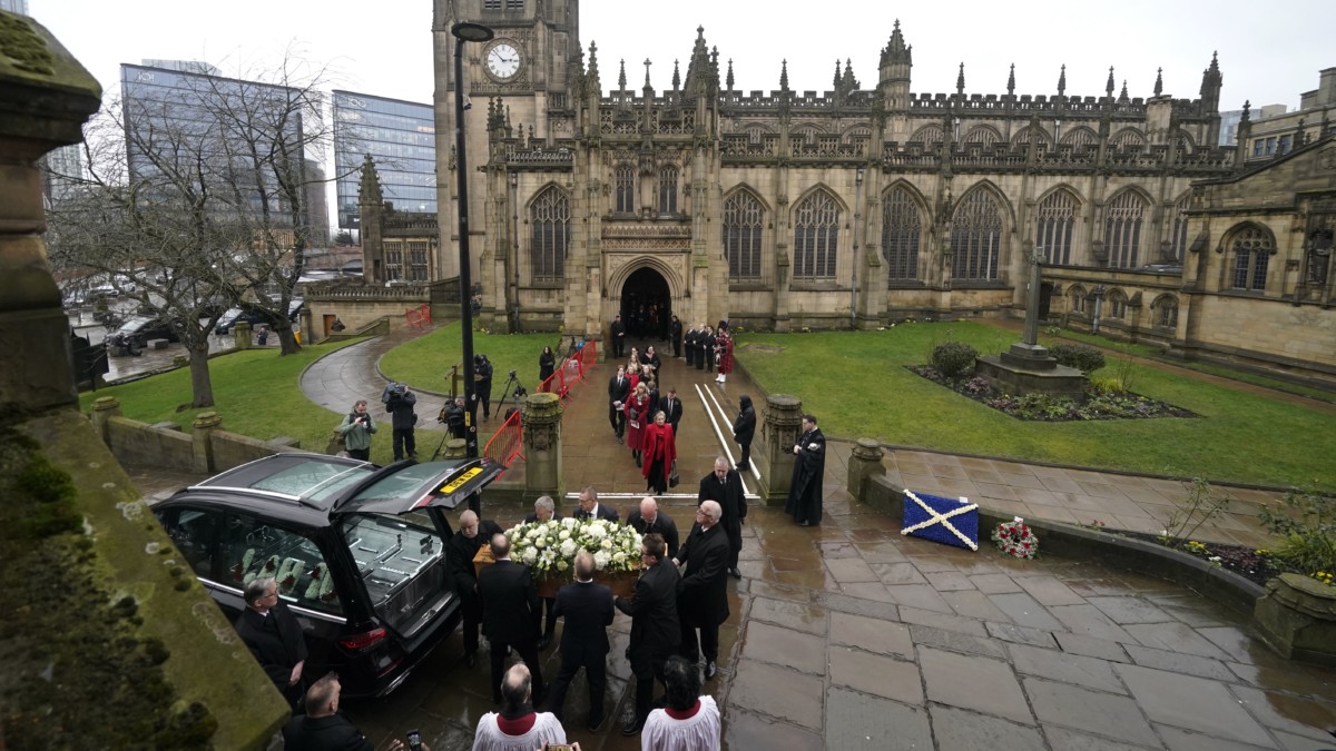 Sir Alex Ferguson dirige les hommages lors des funérailles de Denis Law