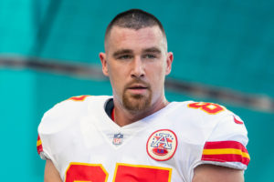 Travis Kelce danse "The Carlton" lors d