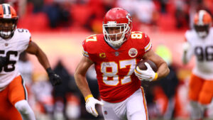 Travis Kelce danse « The Carlton » lors d’un rodéo en 2015