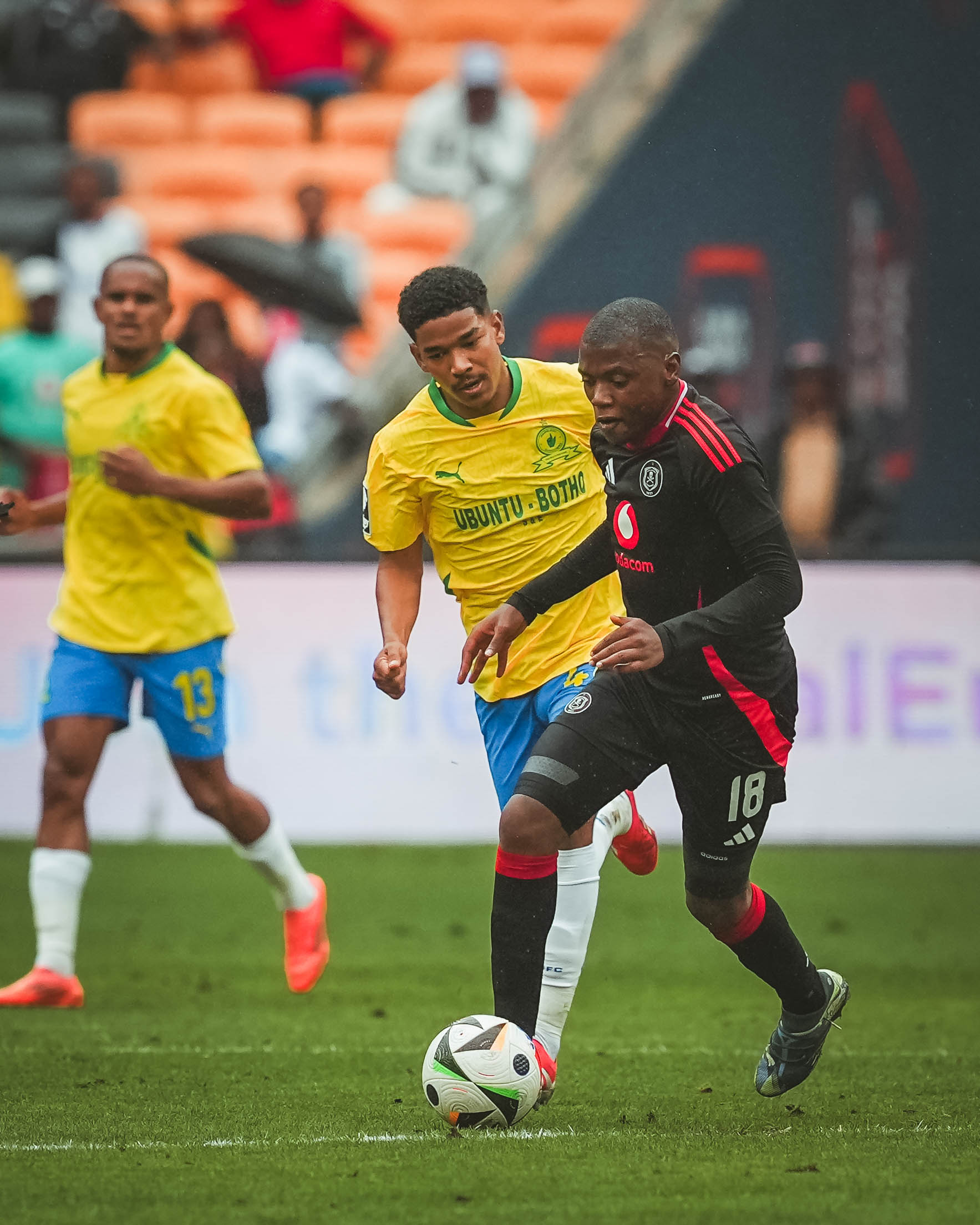 Afrique du Sud : Les Orlando Pirates battent les Mamelodi Sundowns grâce à Relebohile Mofokeng