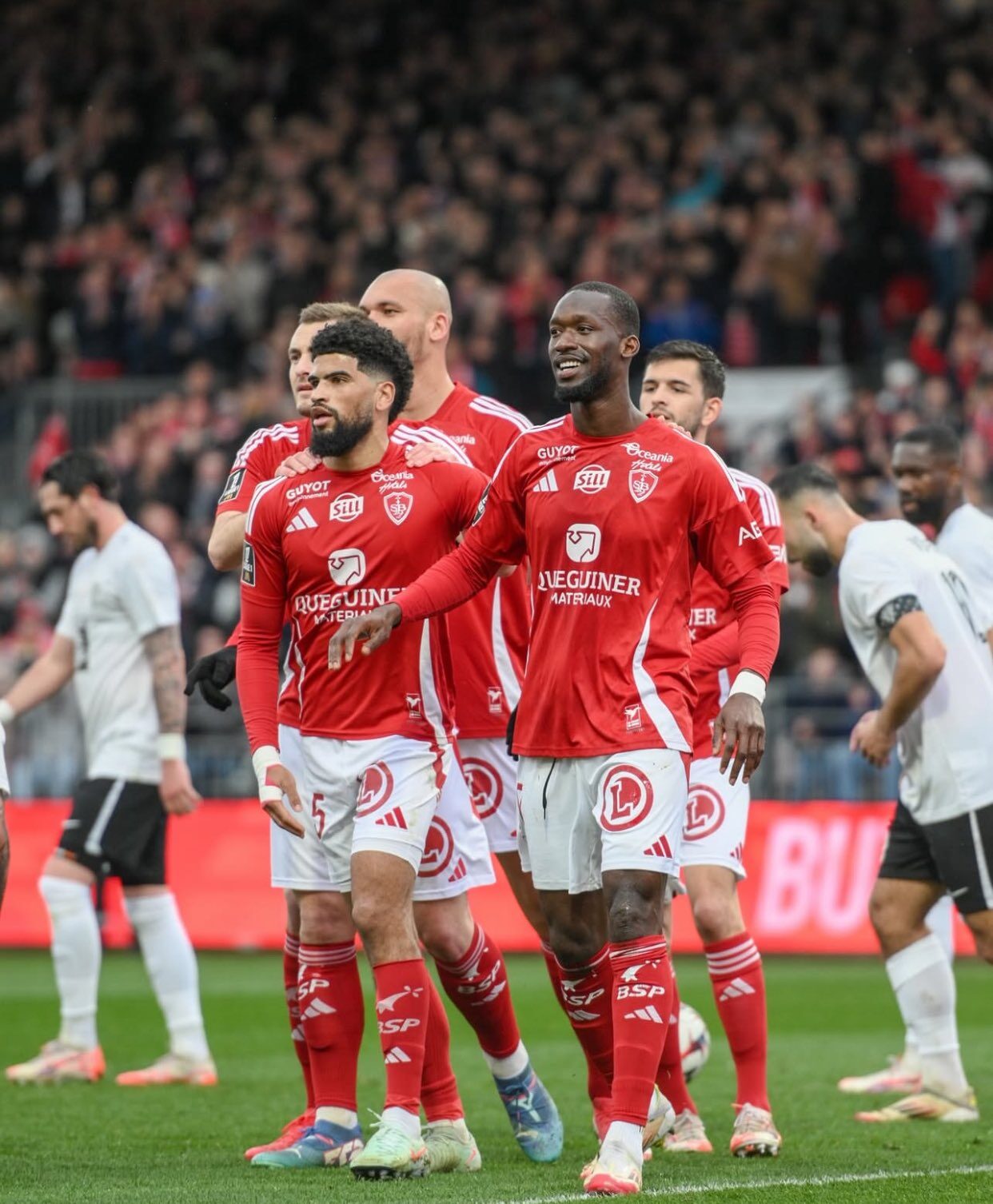France : Abdallah Sima marque puis sort sur civière lors d’un match de Brest