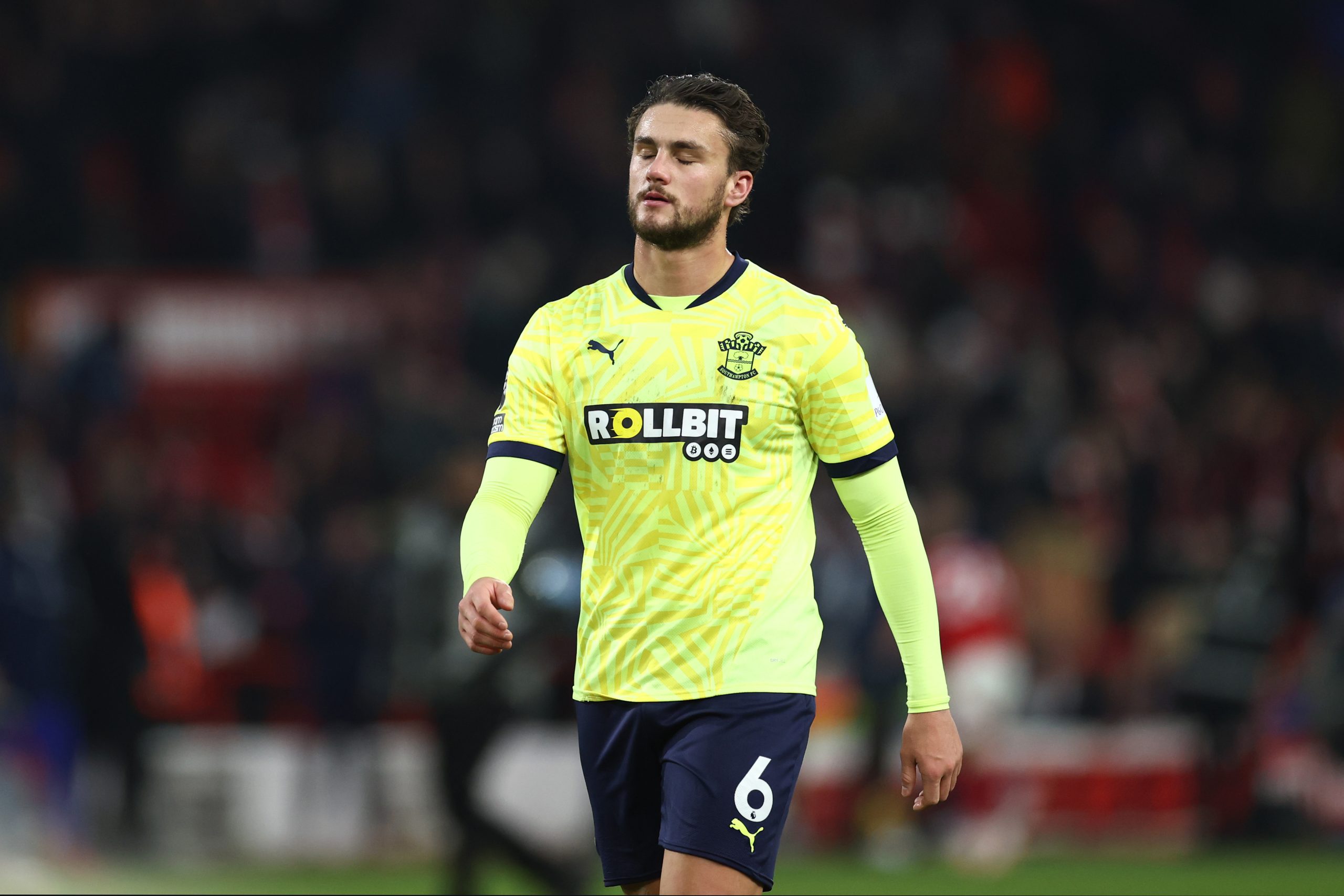 L’Angleterre : Crystal Palace vise un jeune défenseur de Southampton comme remplaçant potentiel