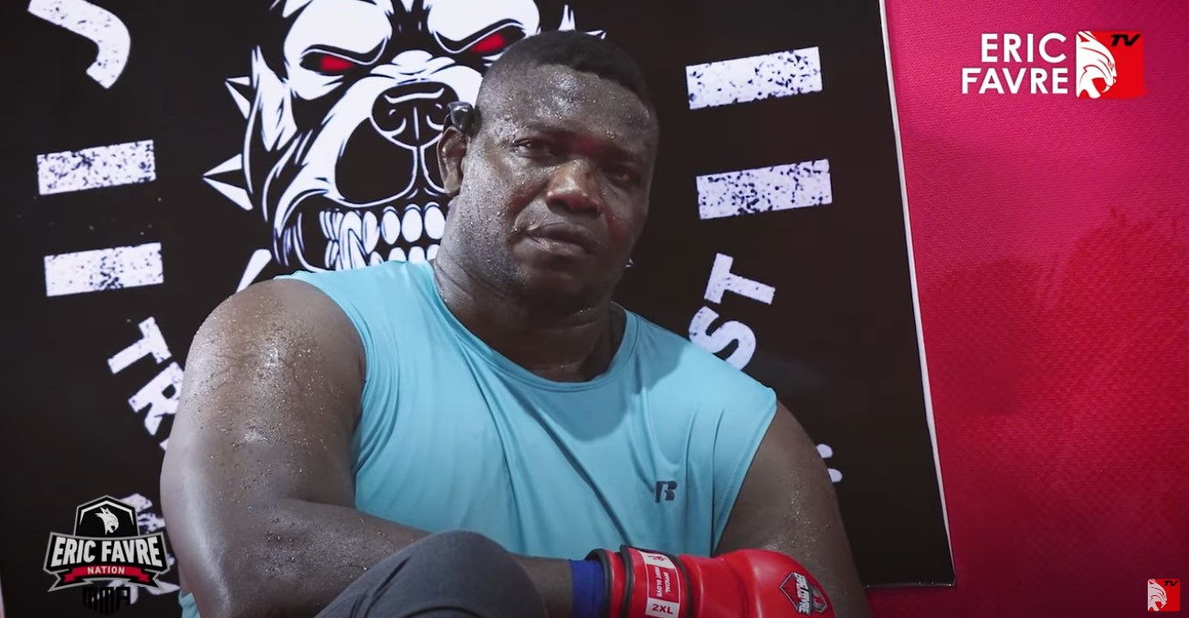 Le lutteur Tapha Tine lance un avertissement avant son combat en MMA au Togo