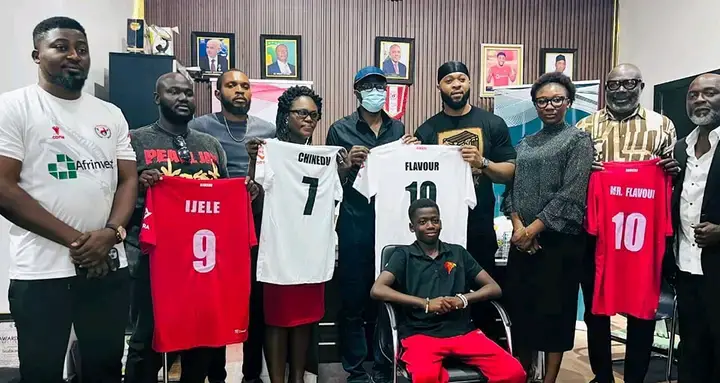 Nigeria : Le chanteur Flavour soutient le programme d’académie des Rangers