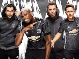 Royaume-Uni : Protestation des supporters de Manchester United avant le match contre Arsenal