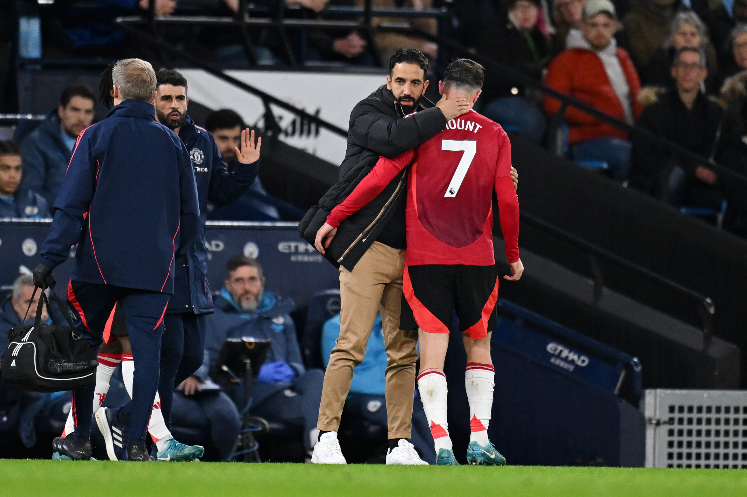 Royaume-Uni : Ruben Amorim réaffirme sa confiance en Mason Mount malgré des débuts difficiles à Manchester United