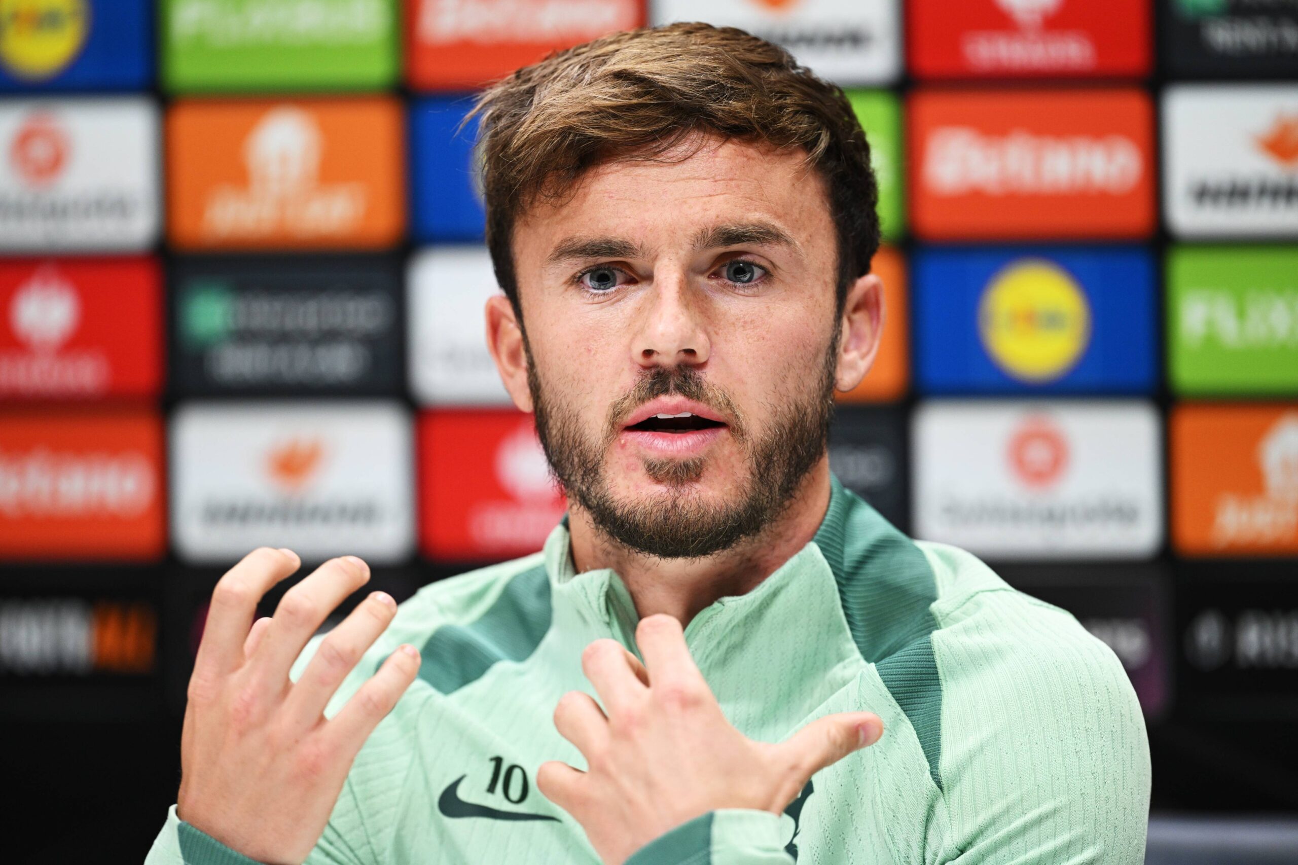 Angleterre : James Maddison exprime son soutien aux fans et défend l’entraîneur de Tottenham