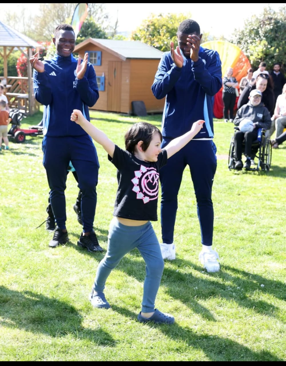Football et générosité : Ndidi et Daka apportent de la joie au Rainbows Hospice