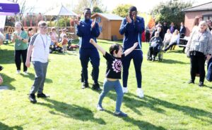 Football et générosité : Ndidi et Daka apportent de la joie au Rainbows Hospice