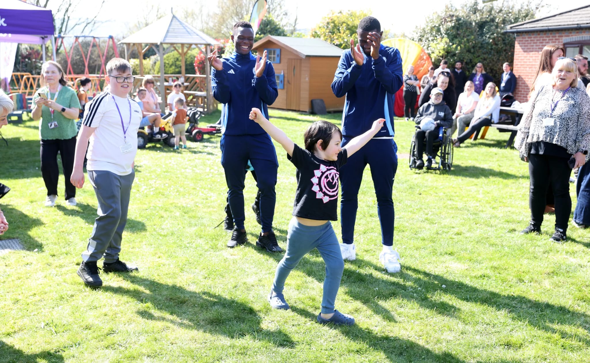 Football et générosité : Ndidi et Daka apportent de la joie au Rainbows Hospice