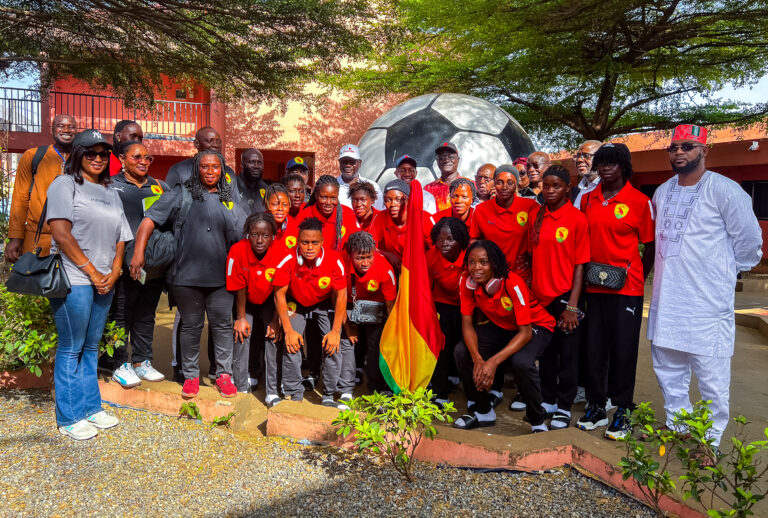 Guinée : Remise du drapeau aux joueuses de futsal avant la CAN au Maroc