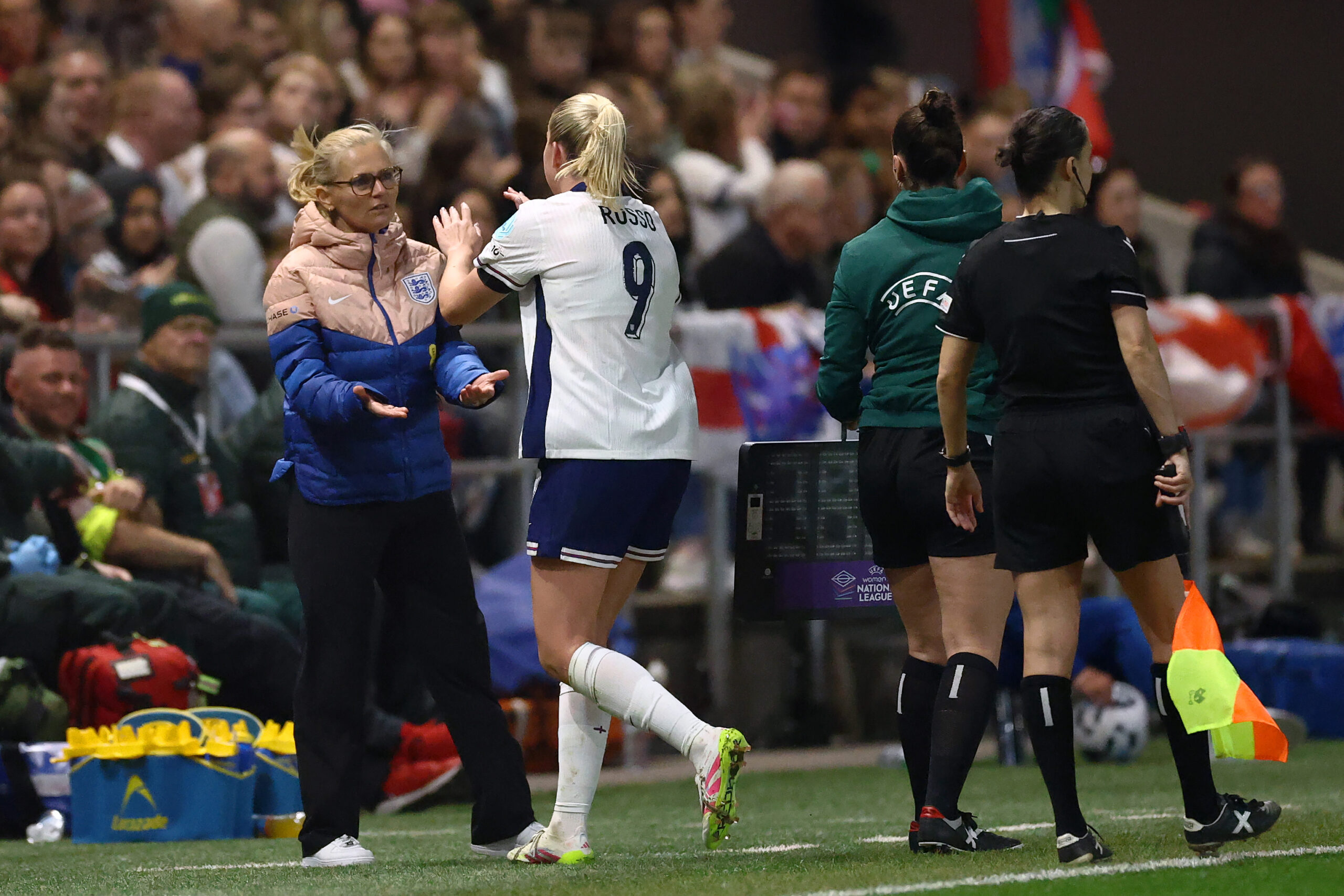 L’Angleterre : L’entraîneuse Sarina Wiegman enthousiaste pour la nouvelle venue Michelle Agyemang