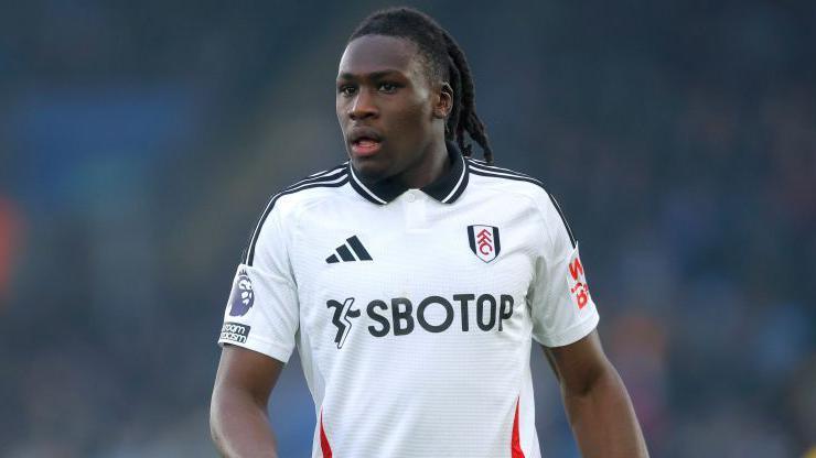 Le coach de Fulham salue la performance de Bassey contre Liverpool
