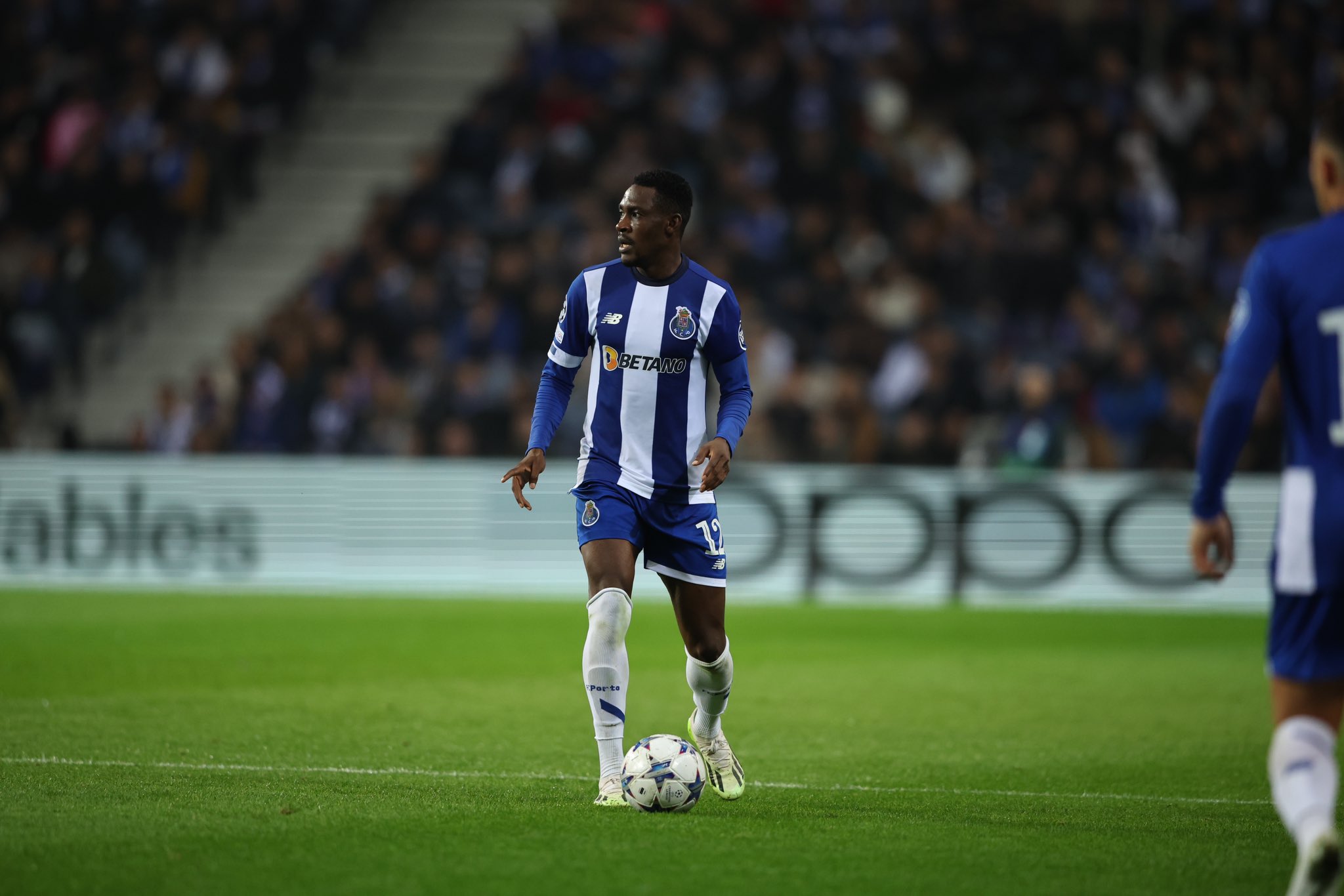 Leeds United envisage de recruter Zaidu Sanusi de Porto