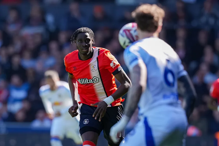Luton Town : Elijah Adebayo subit une opération suite à une blessure au ligament croisé