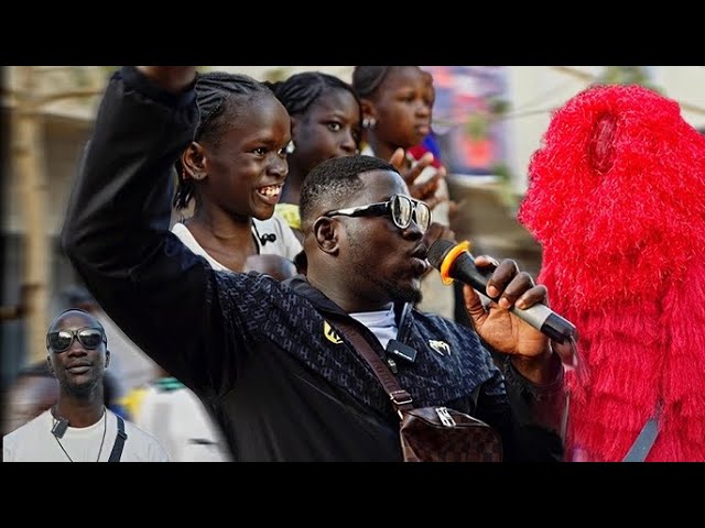 Lutteur sénégalais triomphant en France : retour célébré par ses fans