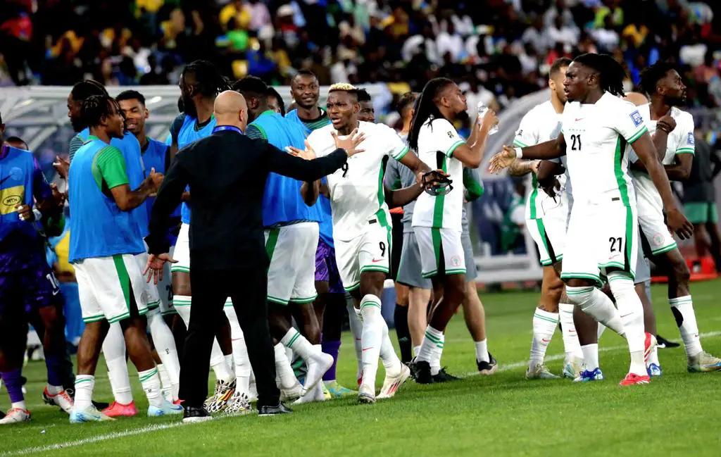 Nigeria : Victor Ikpeba salue la performance d’Osimhen contre le Rwanda et le Zimbabwe