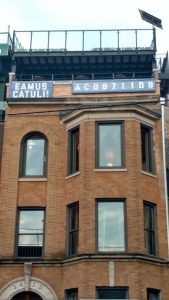 Que signifie vraiment le panneau Eamus Catuli près du Wrigley Field ?