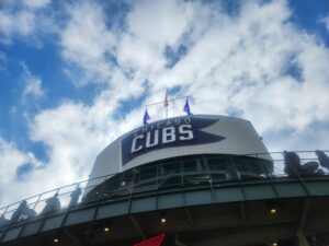 Que signifie vraiment le panneau Eamus Catuli près du Wrigley Field ?