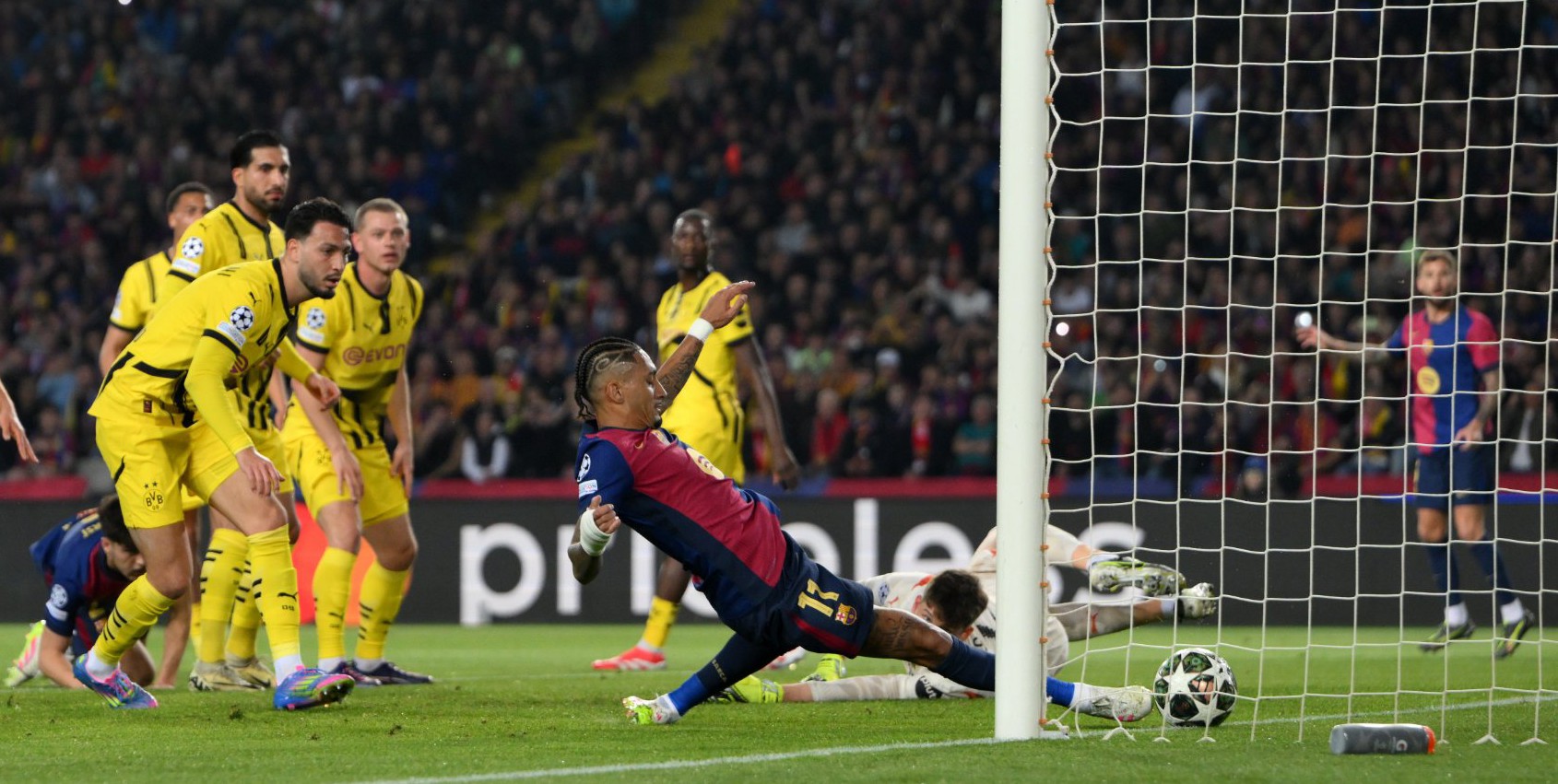 Raphinha écrit l’histoire en Ligue des champions avec le FC Barcelone