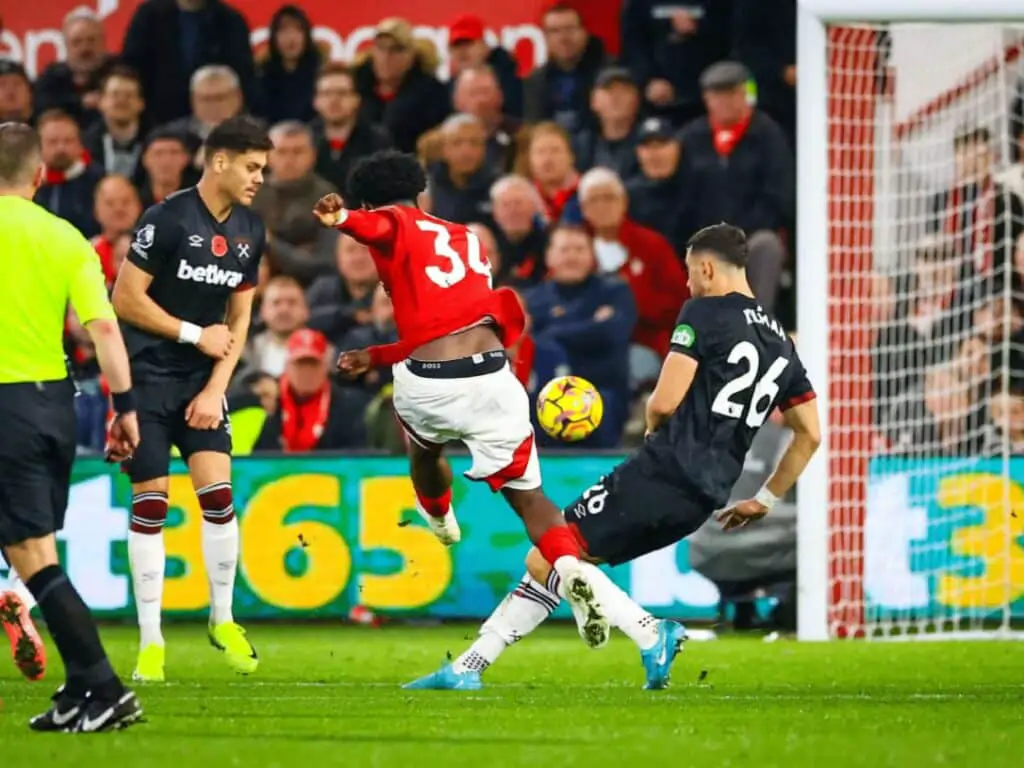 Angleterre : Ola Aina nommé pour le but de la saison de Nottingham Forest