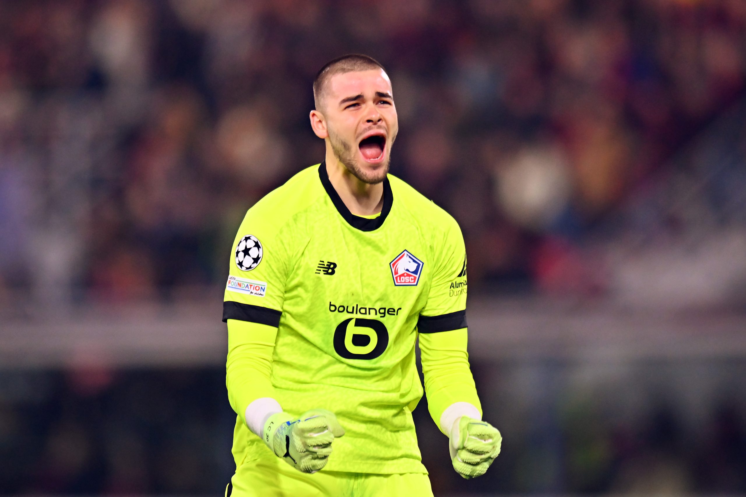 Aston Villa vise Lucas Chevalier pour succéder à Emiliano Martinez