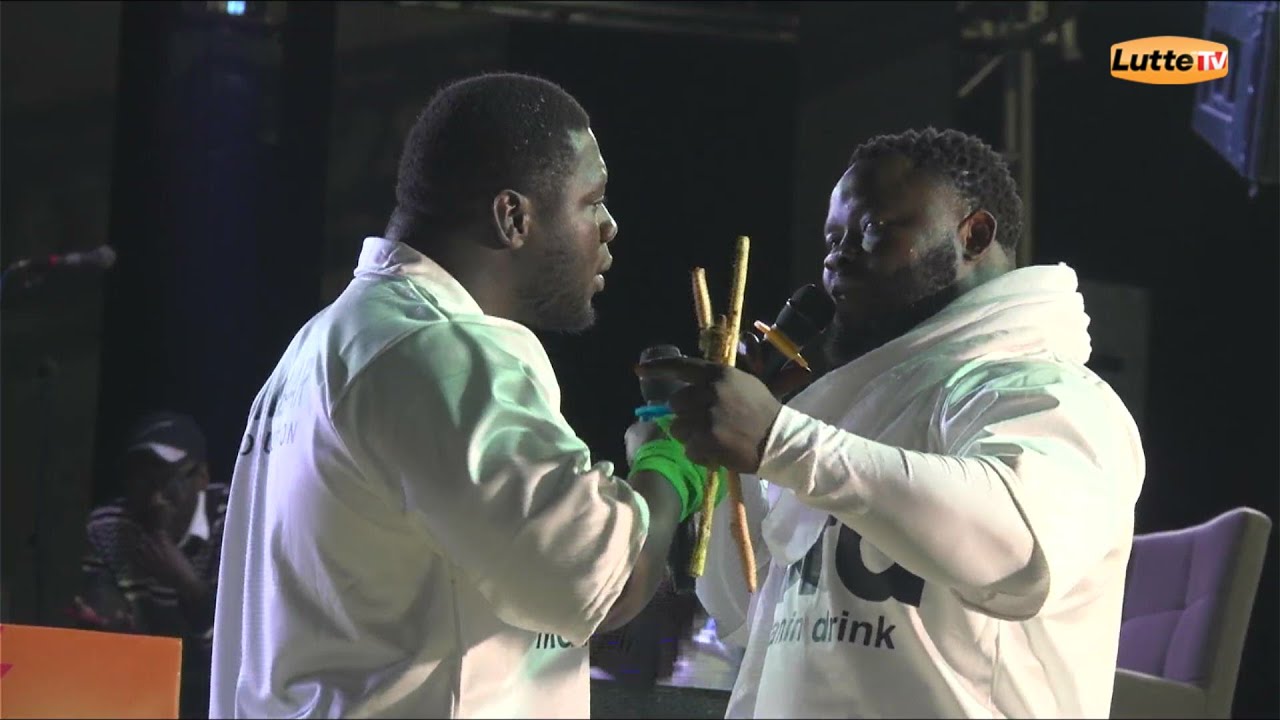Conférence houleuse entre deux lutteurs au Sénégal
