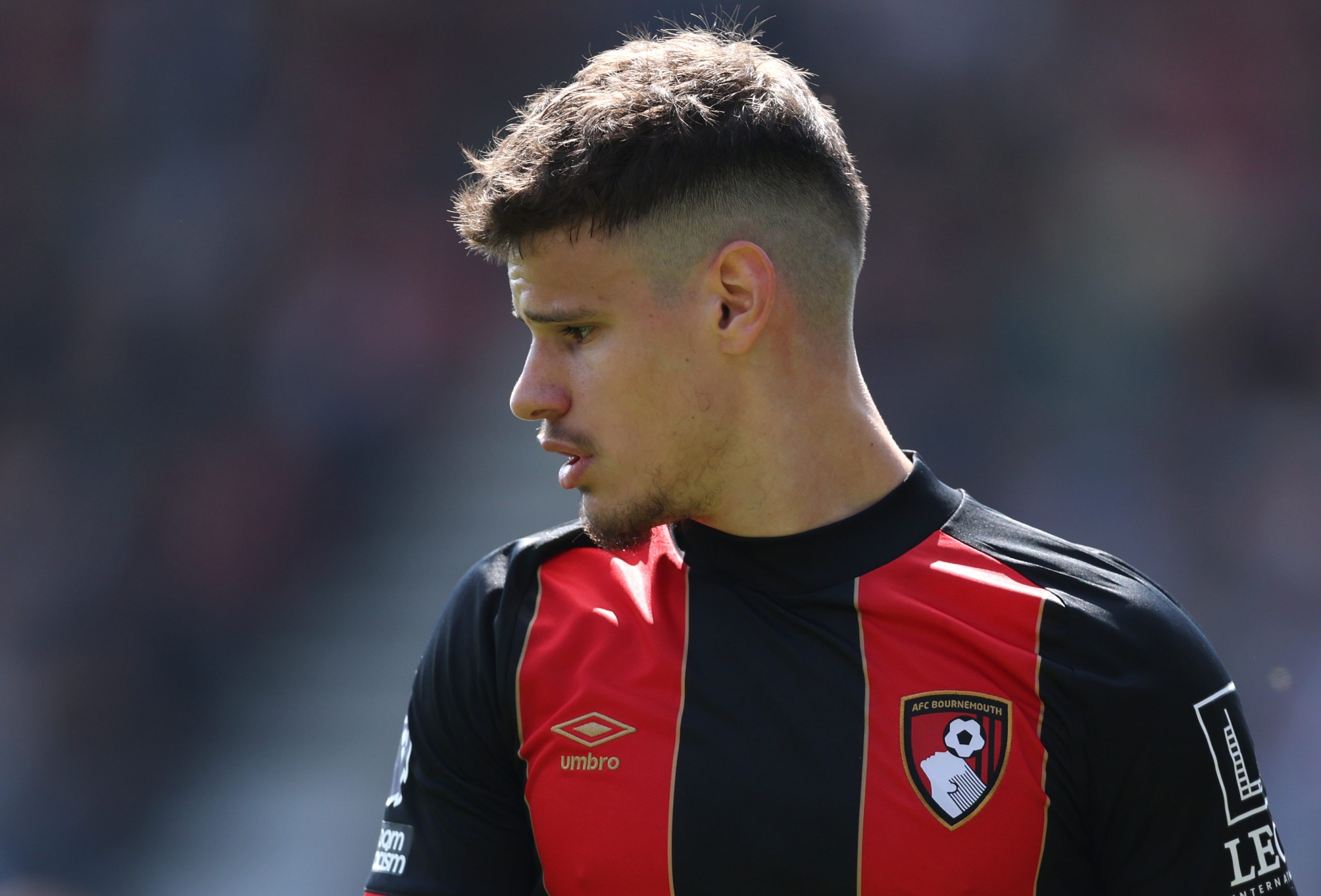 Liverpool négocie pour recruter Milos Kerkez de Bournemouth