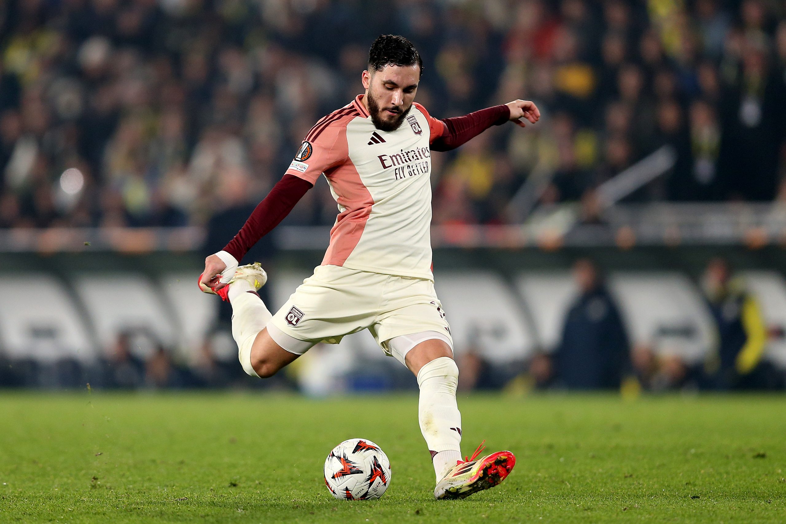 Un club de Premier League s’intéresse à Rayan Cherki pour le prochain mercato