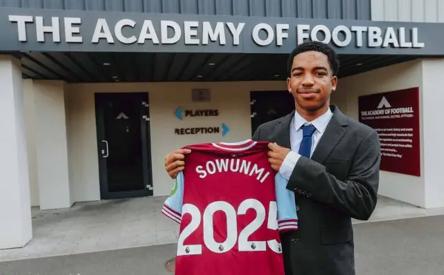 Royaume-Uni : Un jeune attaquant nigérian signe son premier contrat professionnel avec West Ham
