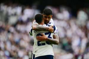 Confronté à l’agacement des supporters, le staff des Spurs livre les raisons exactes des remplacements de ses deux défenseurs