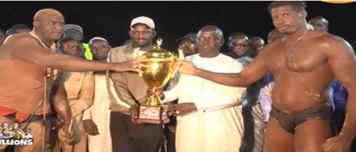 Une mise historique de 10 millions transforme l’arène de Mbour en théâtre d’un bouleversement hiérarchique fatal au favori