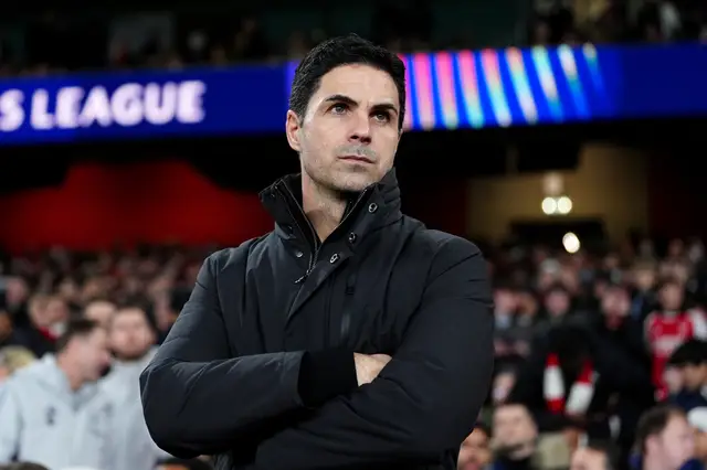 Arsenal manager Mikel Arteta on the touchline