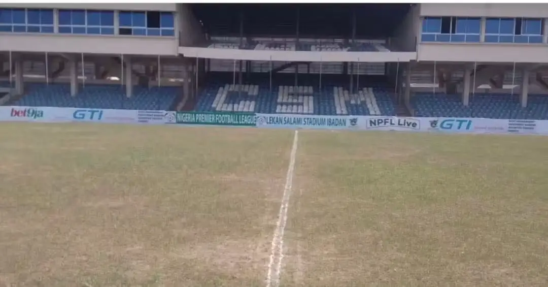 L&rsquo;état jugé critique de sa surface de jeu vaut aux Shooting Stars une expulsion immédiate de leur stade fétiche