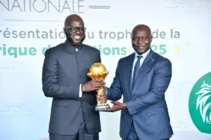 Escorté par les instances dirigeantes, le trophée continental fait une étape symbolique au sommet du pouvoir législatif