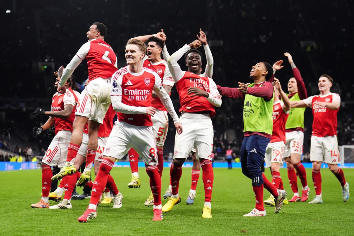 Arsenal players celebrate seeing off Tottenham 