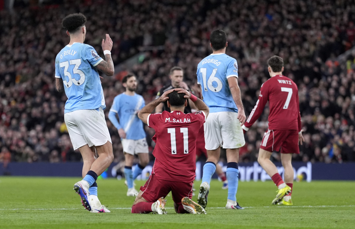 Mohamed Salah puts his hands on his head